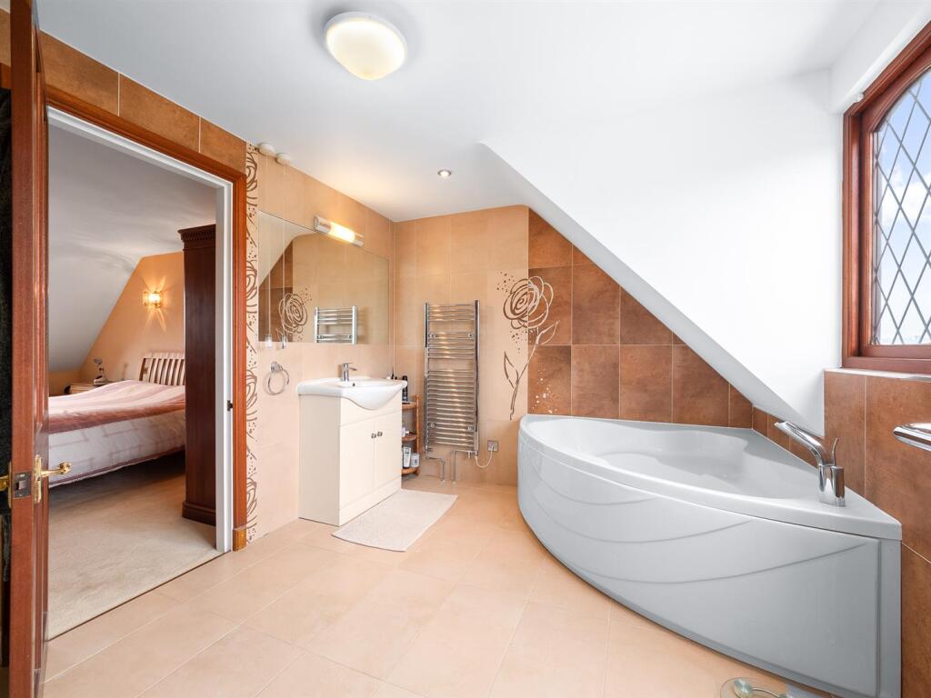 en-suite bed 2