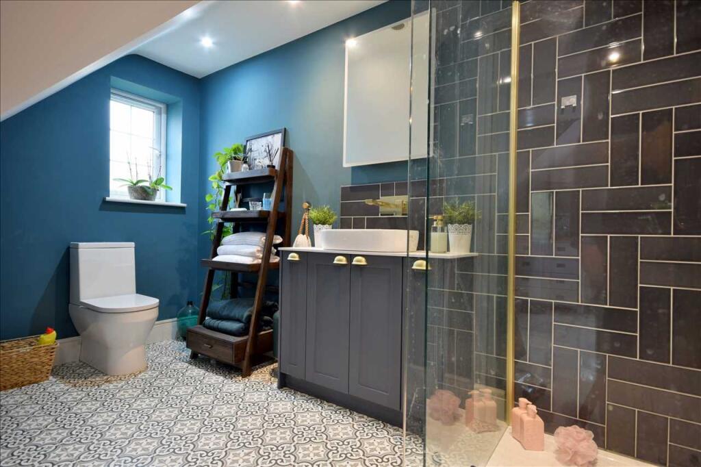 EN-SUITE SHOWER ROOM
