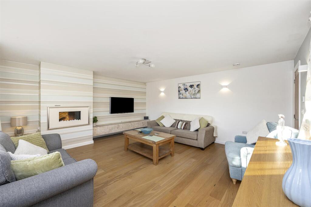 Courtlands Close 8-019.JPG