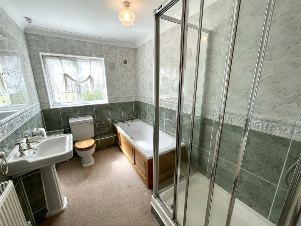 FOUR PIECE BATHROOM :