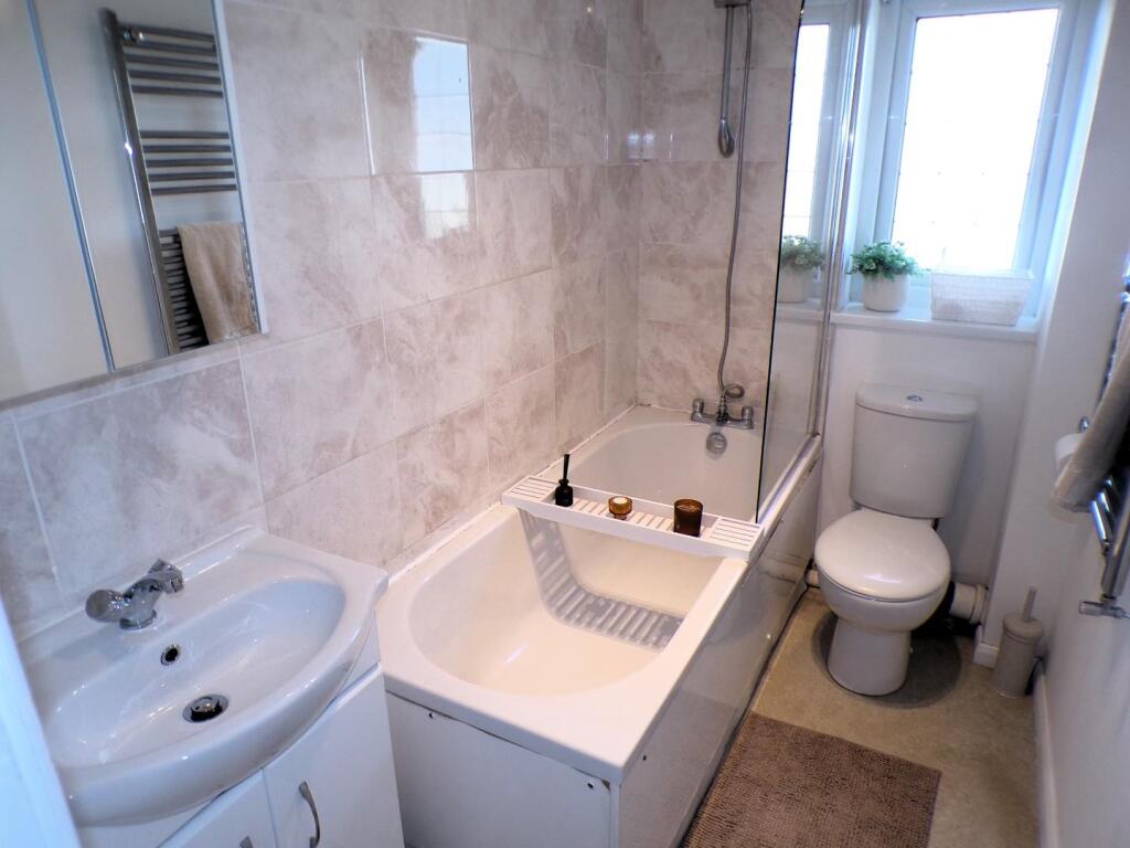 RavenoakDv16bath1.JPG