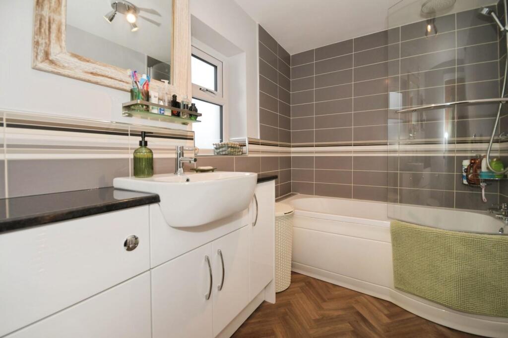 DOWNSTAIRS BATHROOM 01.jpg