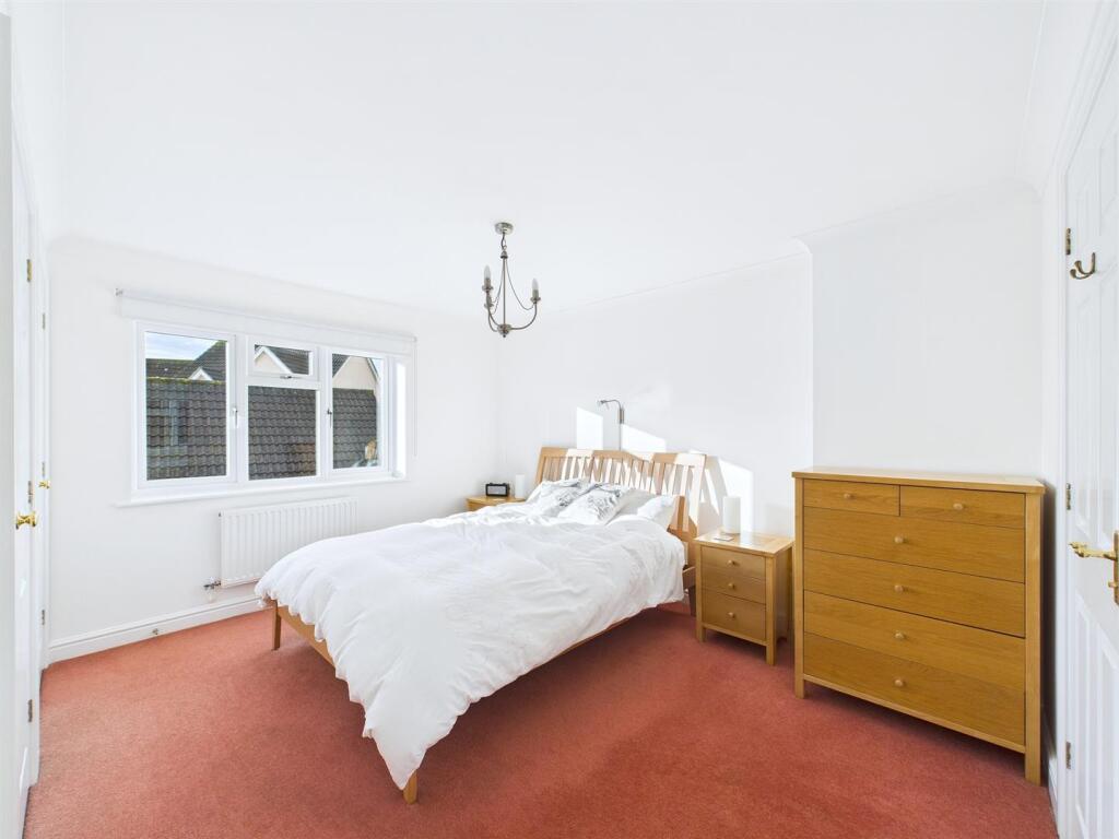 11 - 4 bed detached house.jpg