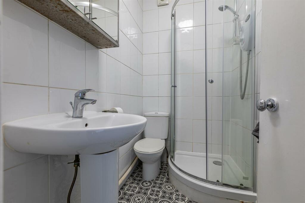 102 Galapark Bathroom 03.JPG