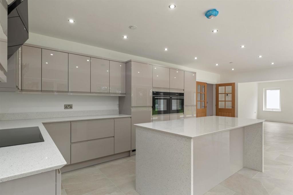 8 Ashmoor - Kitchen -4.jpg