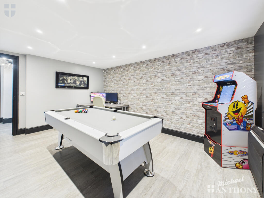 CAM03852G0-PR0410-STILL003