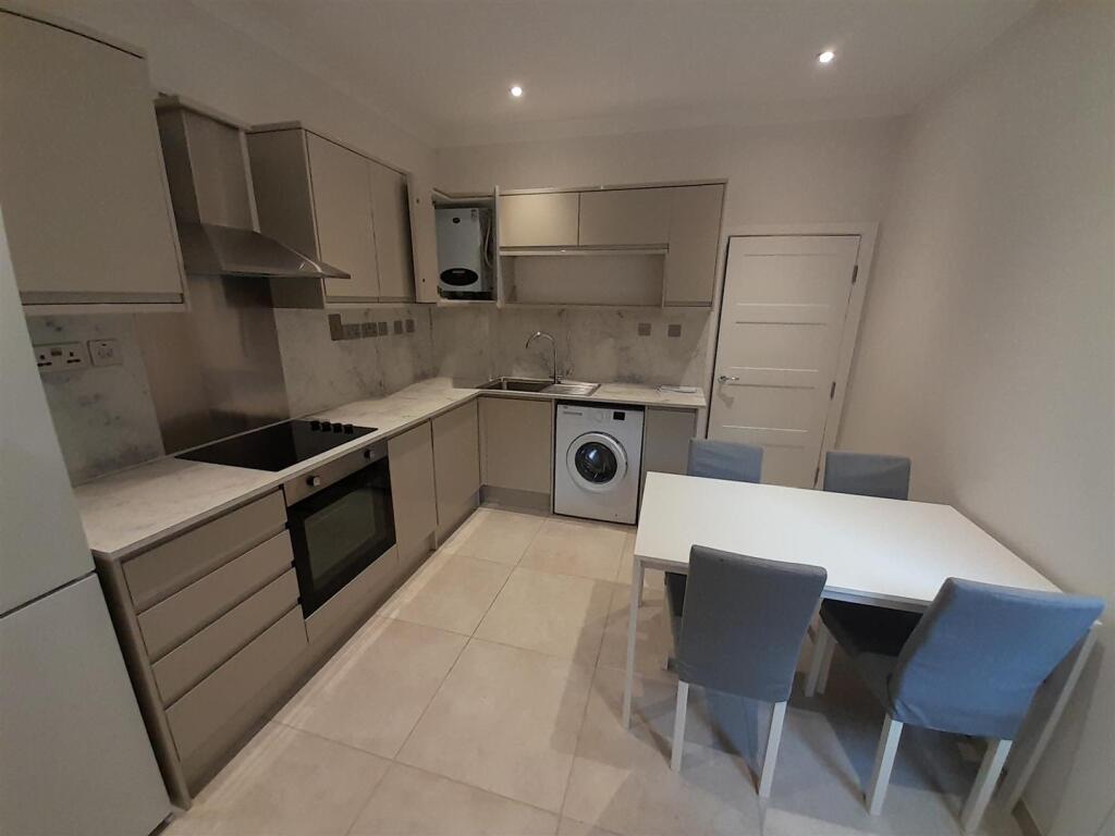 3. Kitchen 2.jpg