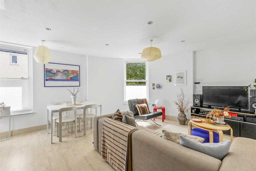 5 Trinity Place, Easton Street, HP11 1WN-9.jpg