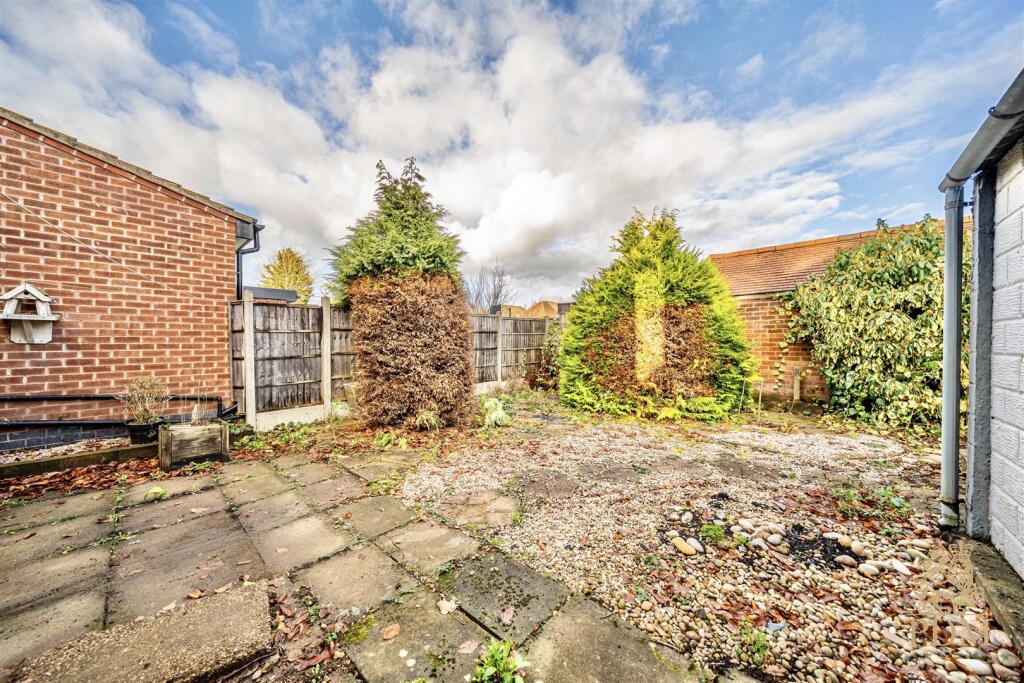 40 Russell Drive Wollaton Nottingham NG8 2BH