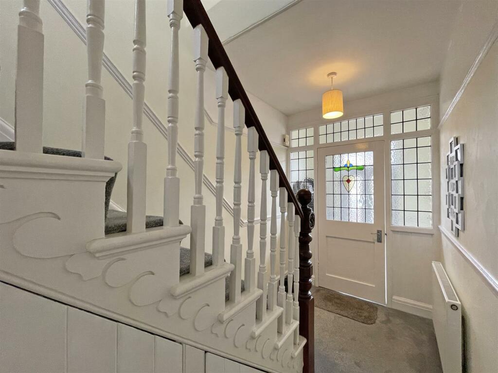St Martins Avenue 13 - Entrance Hall.jpg