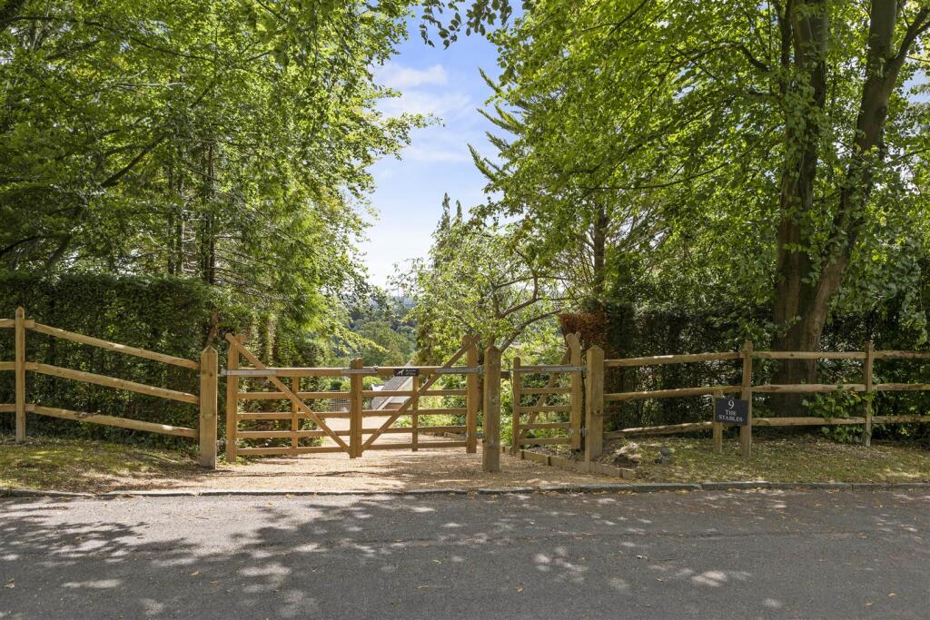 The-Stables-9-Guildown-Avenue-Guildford-GU2-4HA-97