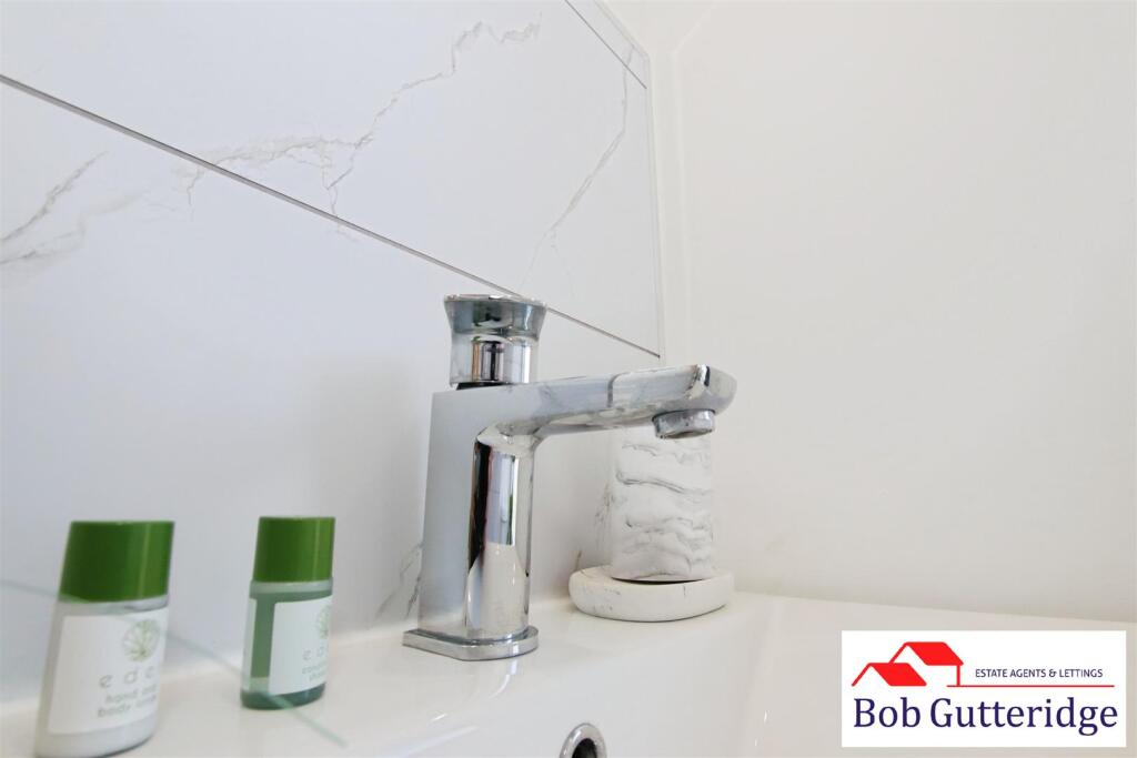 FIRST FLOOR BATHROOM