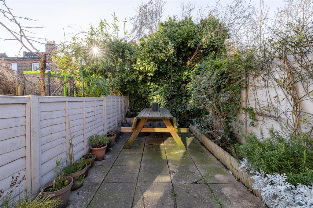 Kettlebaston, E17