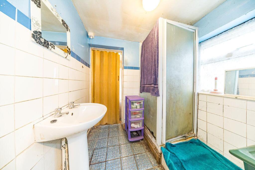 34 Columbia Road shower room.jpg