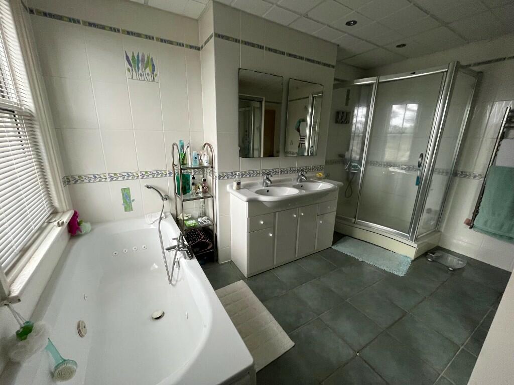 Bath/shower room