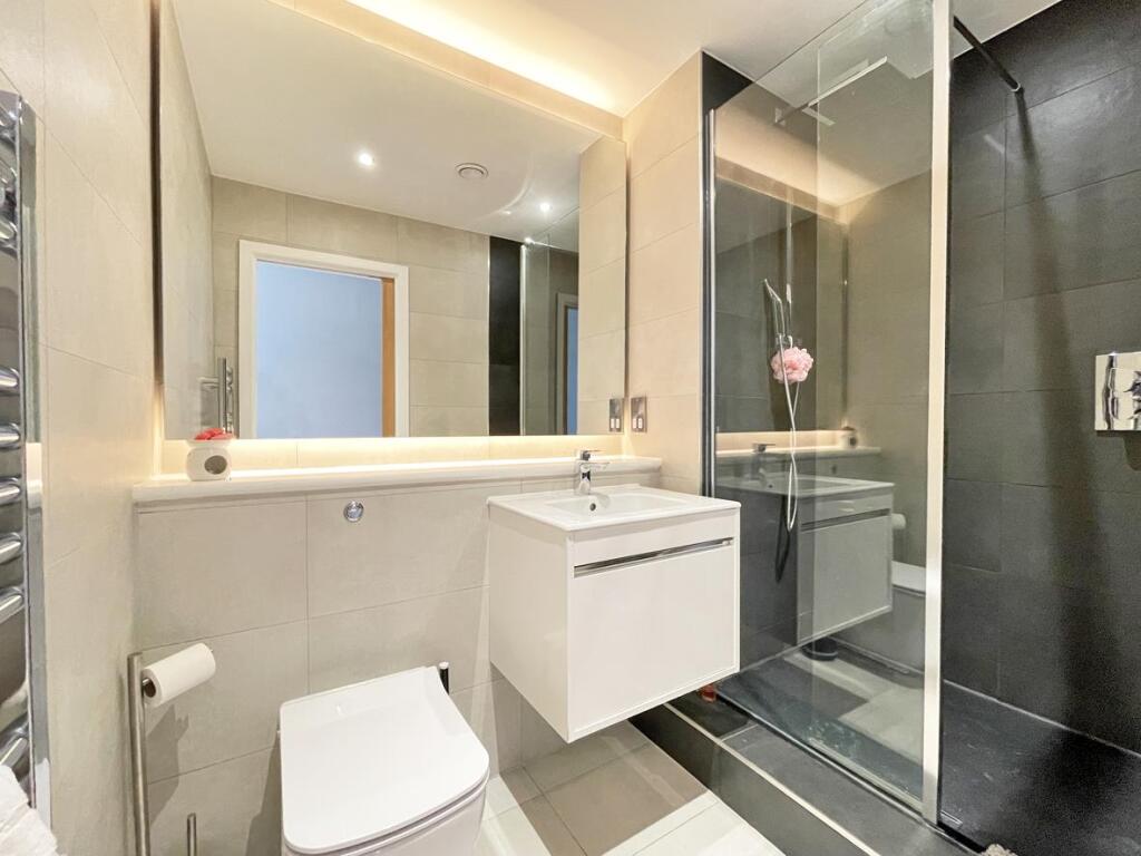 Peirson House 63 - En Suite.jpg