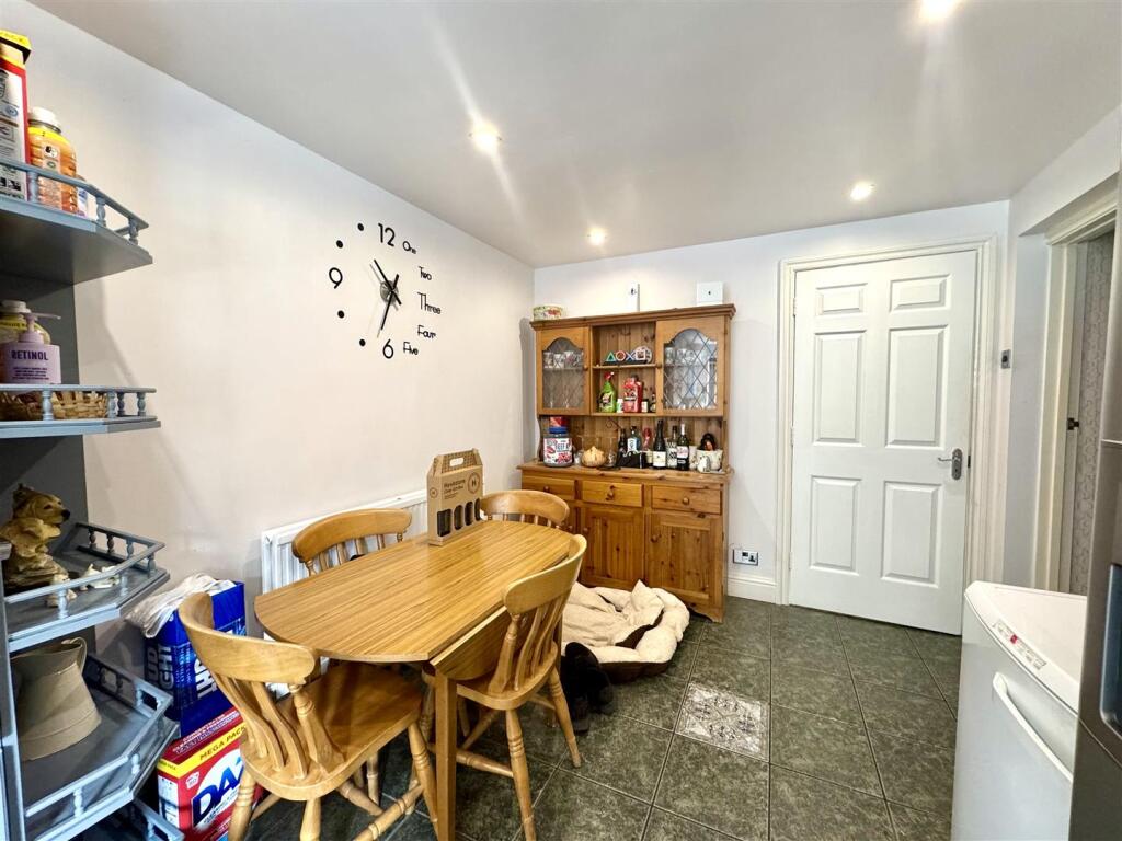 KITCHEN/BREAKFAST ROOM