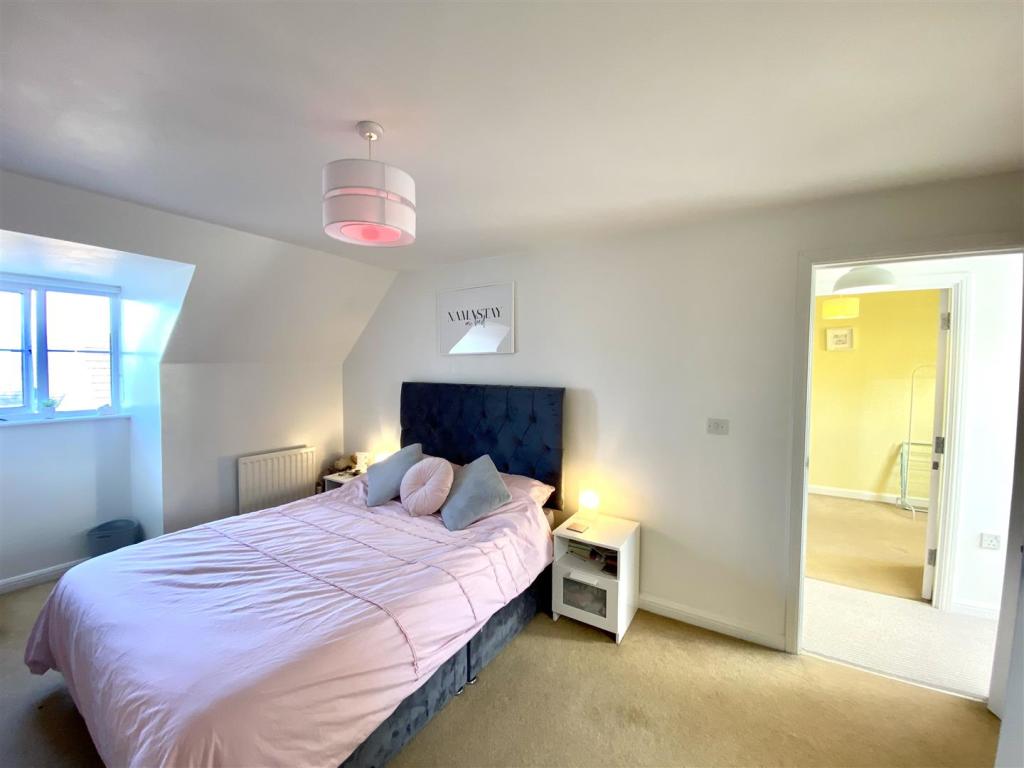 BEDROOM 2