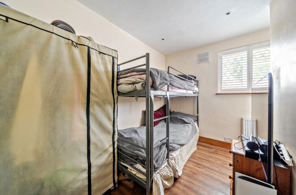 BEDROOM 3 :  (Front)