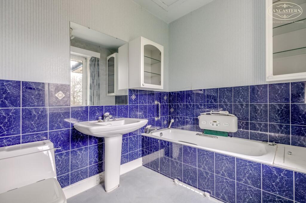 En Suite to Bedroom 1