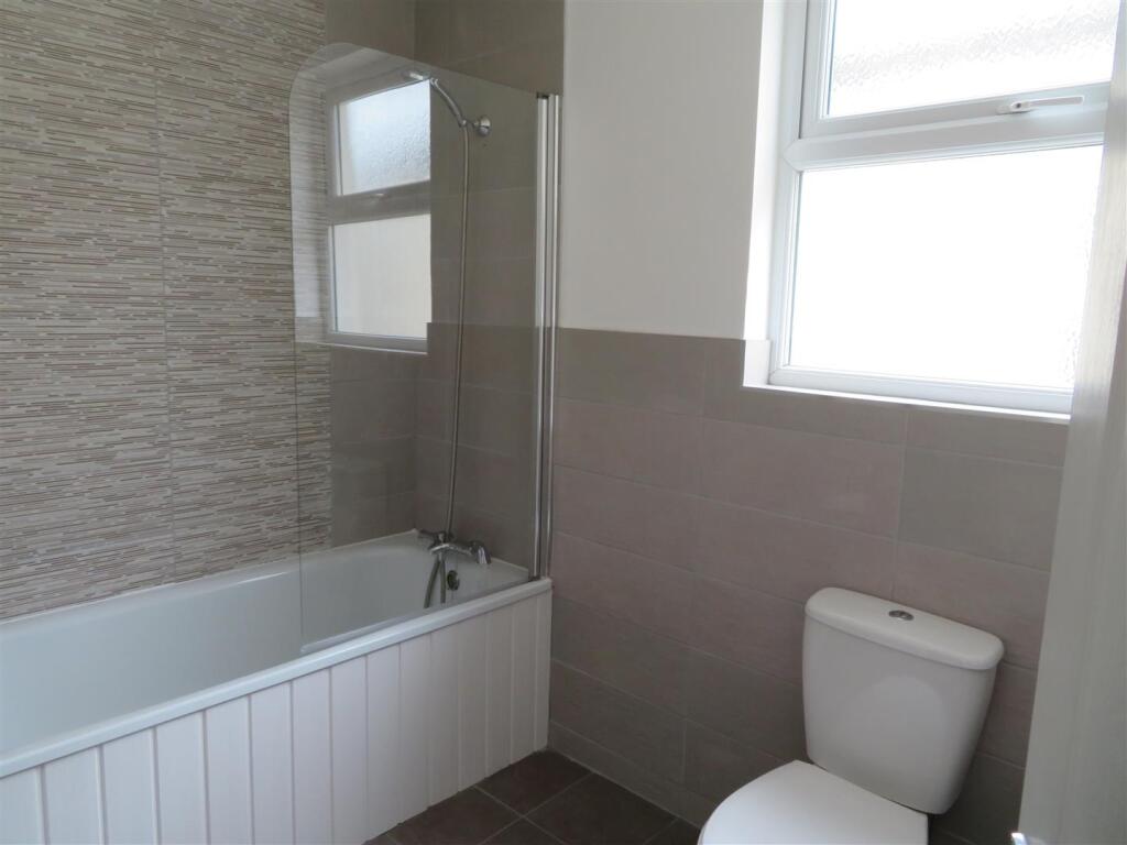 63 Fawcett Room 3 ensuite.JPG