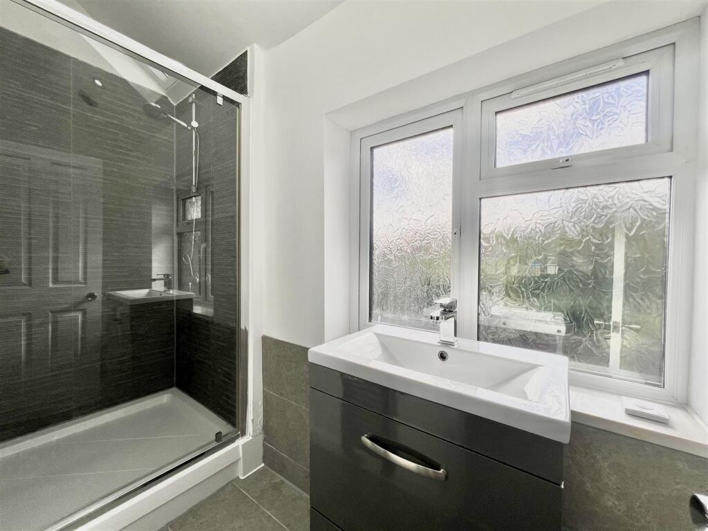 Ensuite 2 Shower.jpg