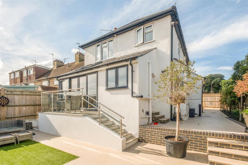 1 windlesham Close-26.jpg