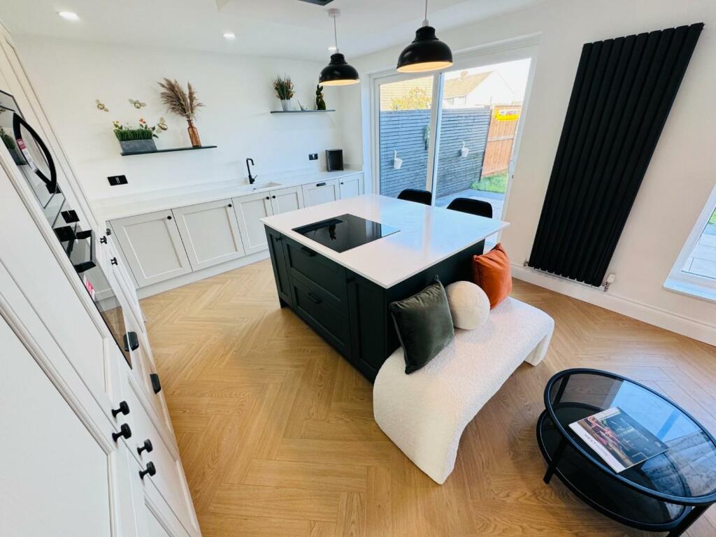 OPEN PLAN KITCHEN/DINER/SITTING ROOM