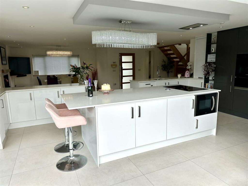 OPEN PLAN KITCHEN/DINING/FAMILY ROOM