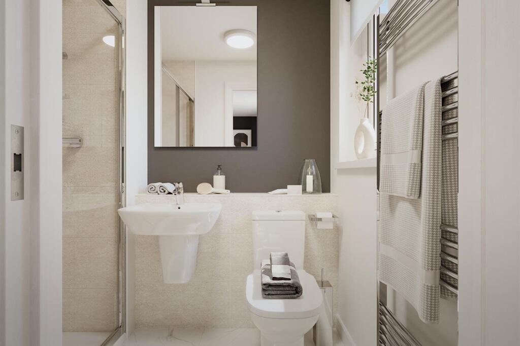 The main bedroom features its own en-suite shower room