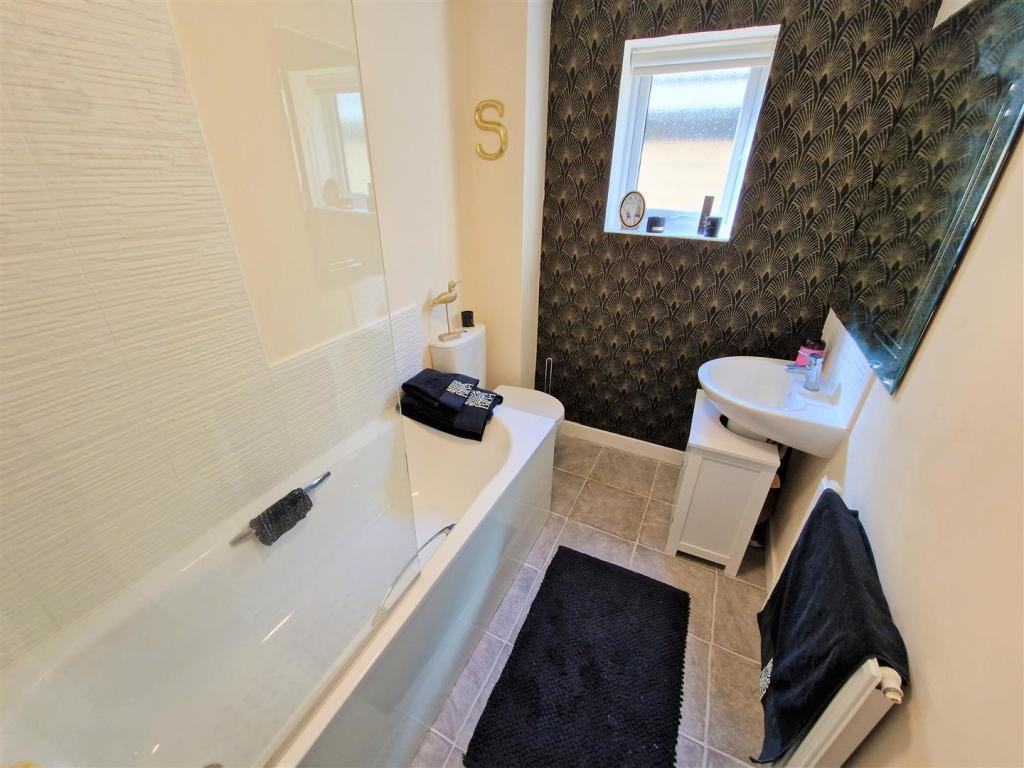 FAMILY BATHROOM