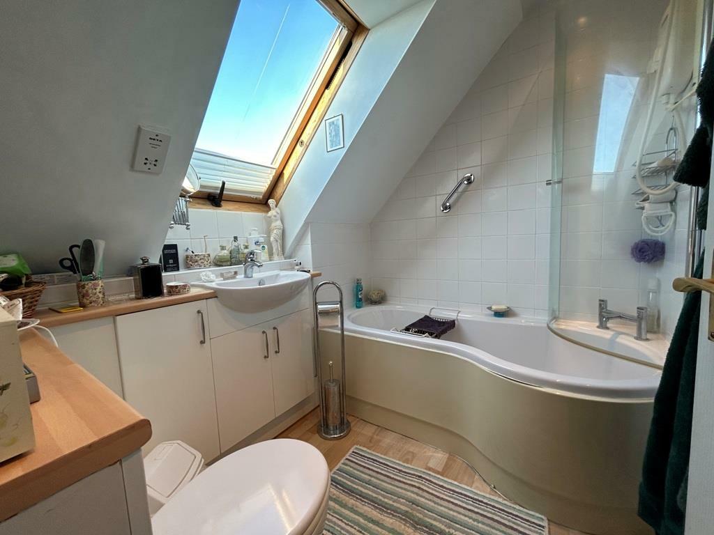 EN-SUITE SHOWER ROOM