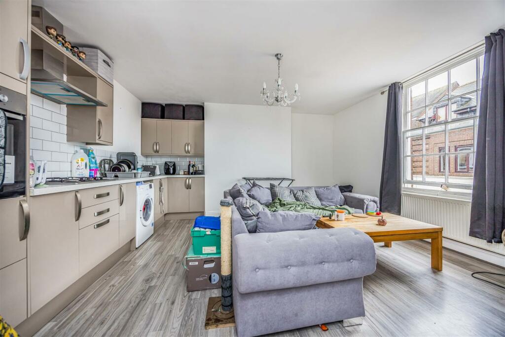 Flat 2, 21, Elmore Court, East Street, Havant-Smal