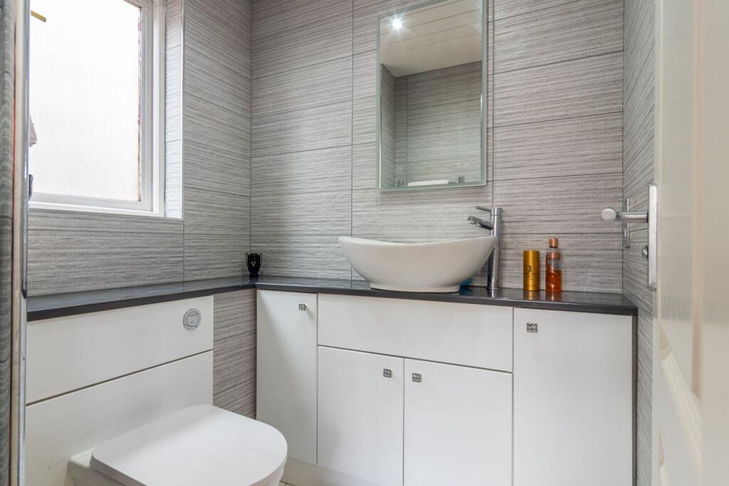 Bedroom 1 en-suite