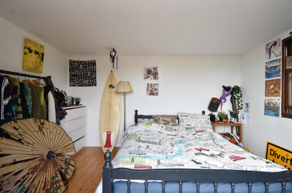 Garden studio/occasional bedroom