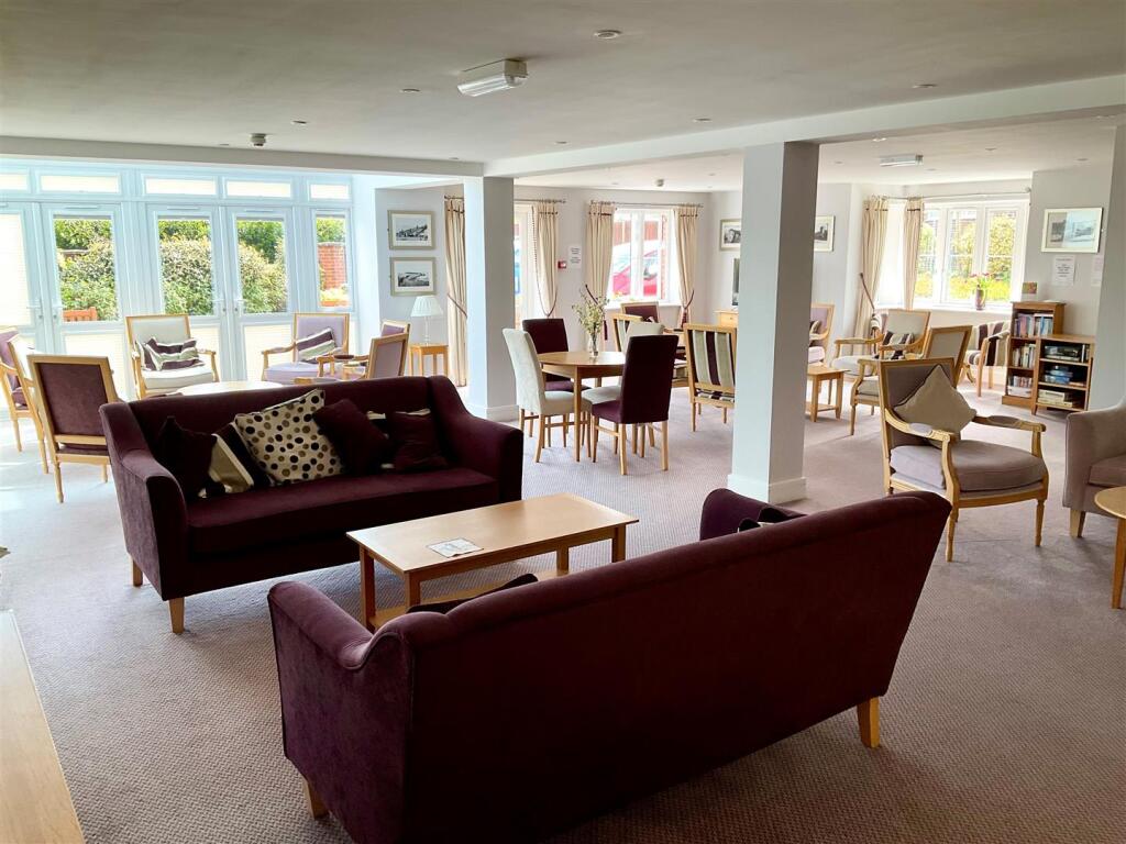 Communal Lounge pic2.jpg