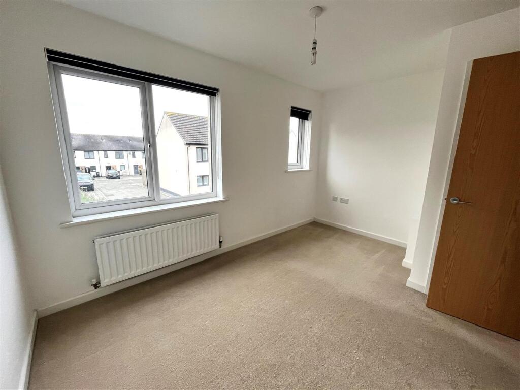 18 Front Bedroom.jpg