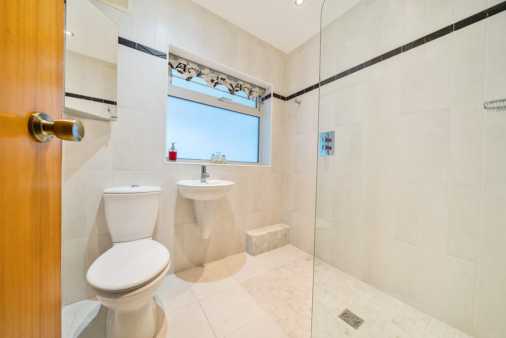 1370148-6-68ee76c...