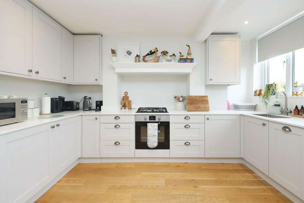 85a Field End Roa...