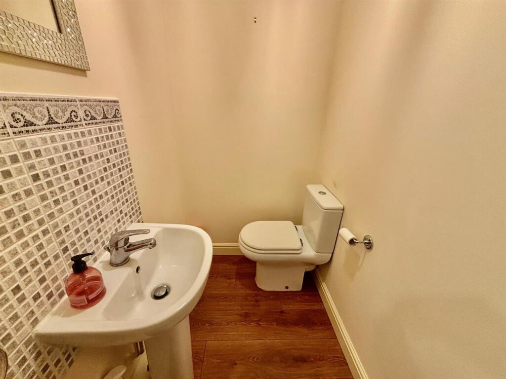 Guest's Cloakroom / Wc