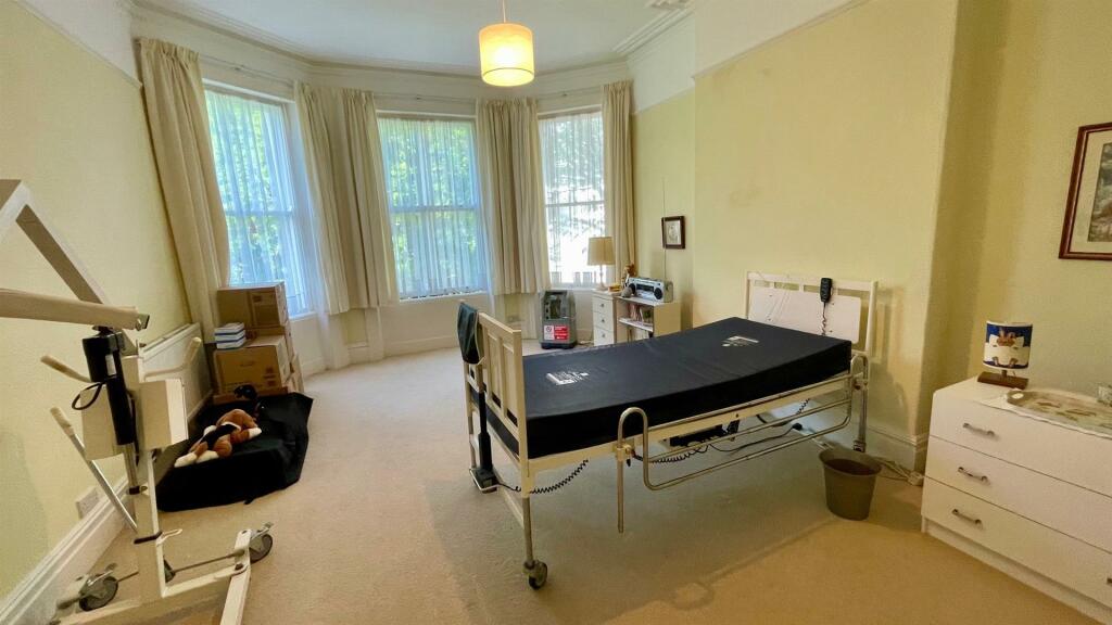 DUAL ASPECT GROUND FLOOR BEDROOM