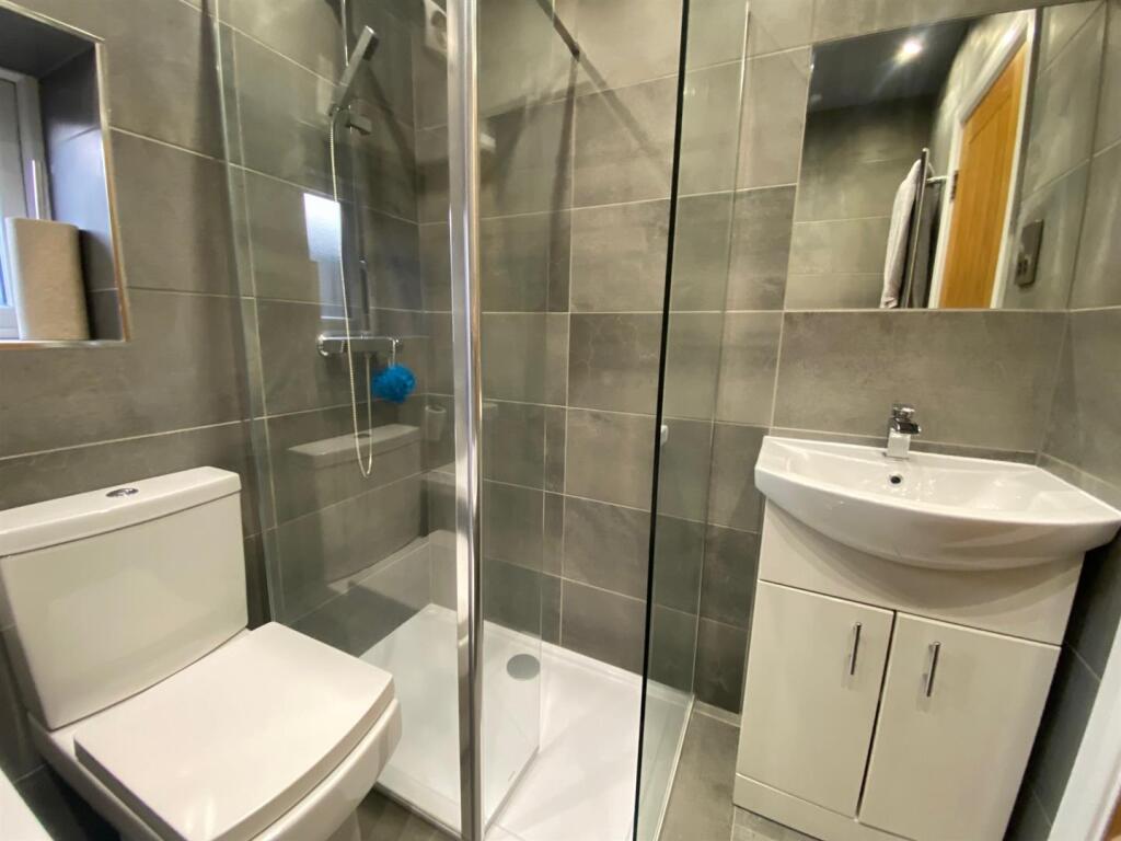 bathroom 1.jpg