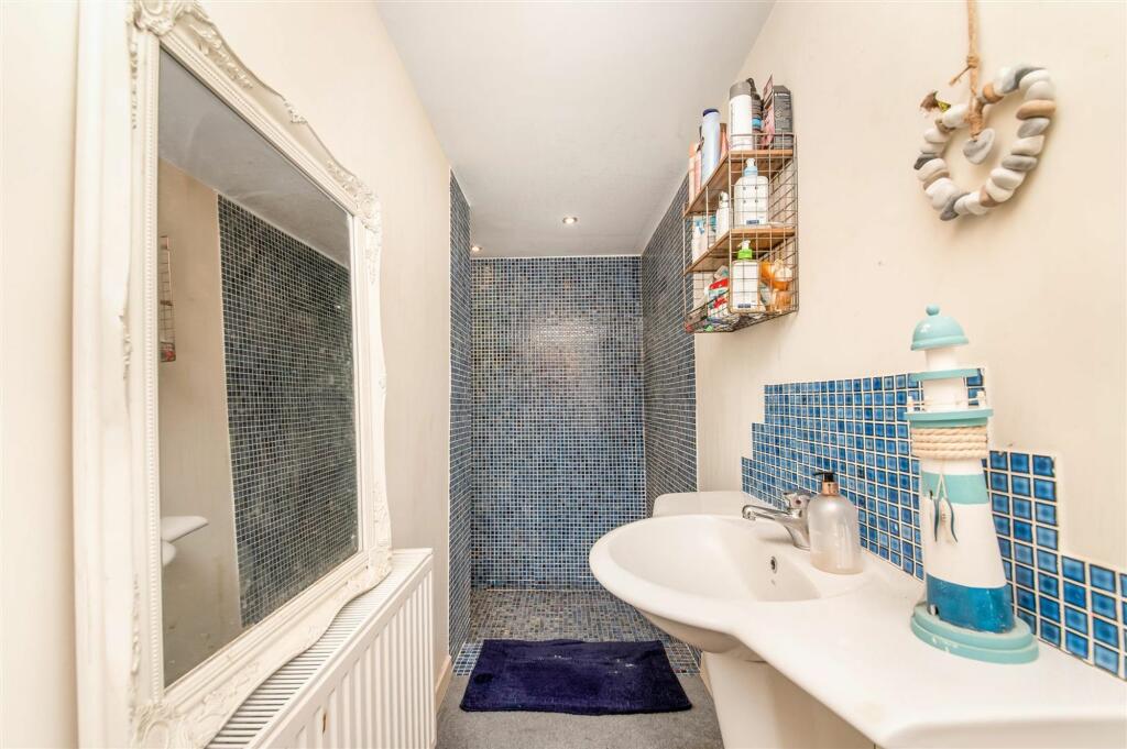 COACH HOUSE SHOWER ROOM