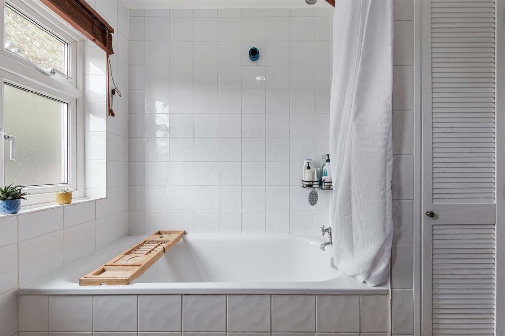 92 Cavendish Drive, E11