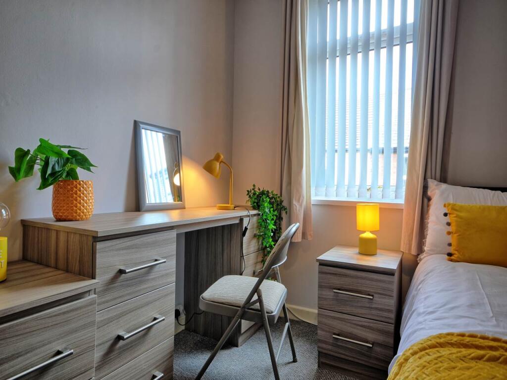 bed 4 desk area