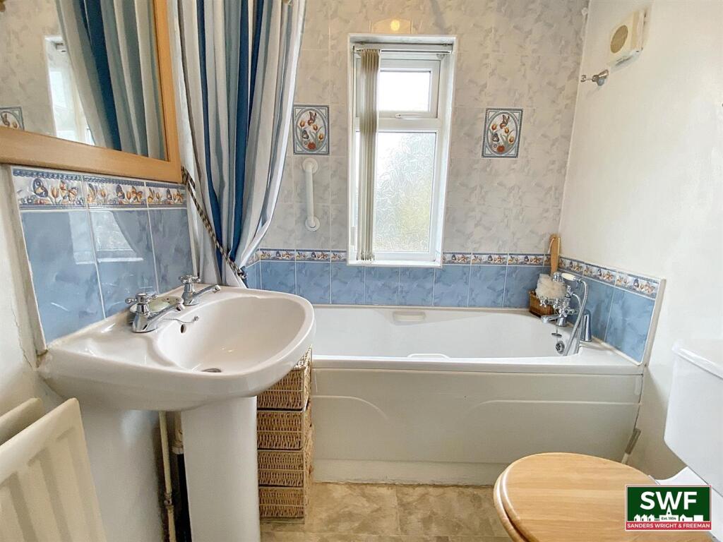 Bathroom1.1.jpg
