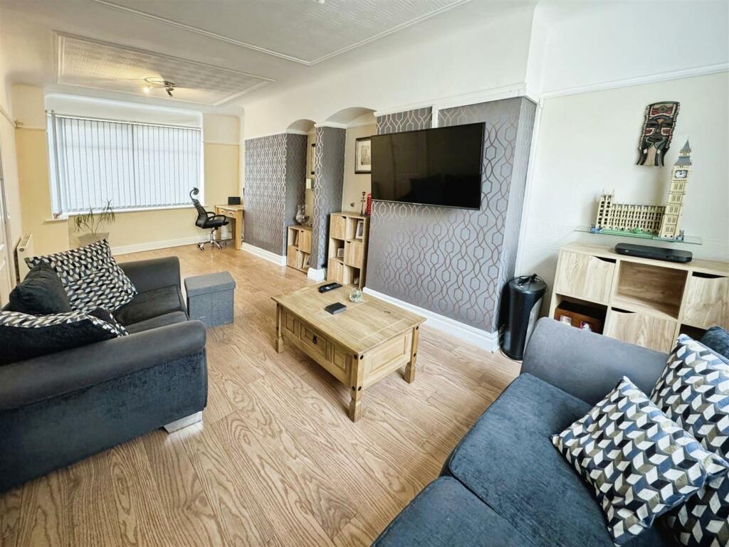 Living/dining room (2)