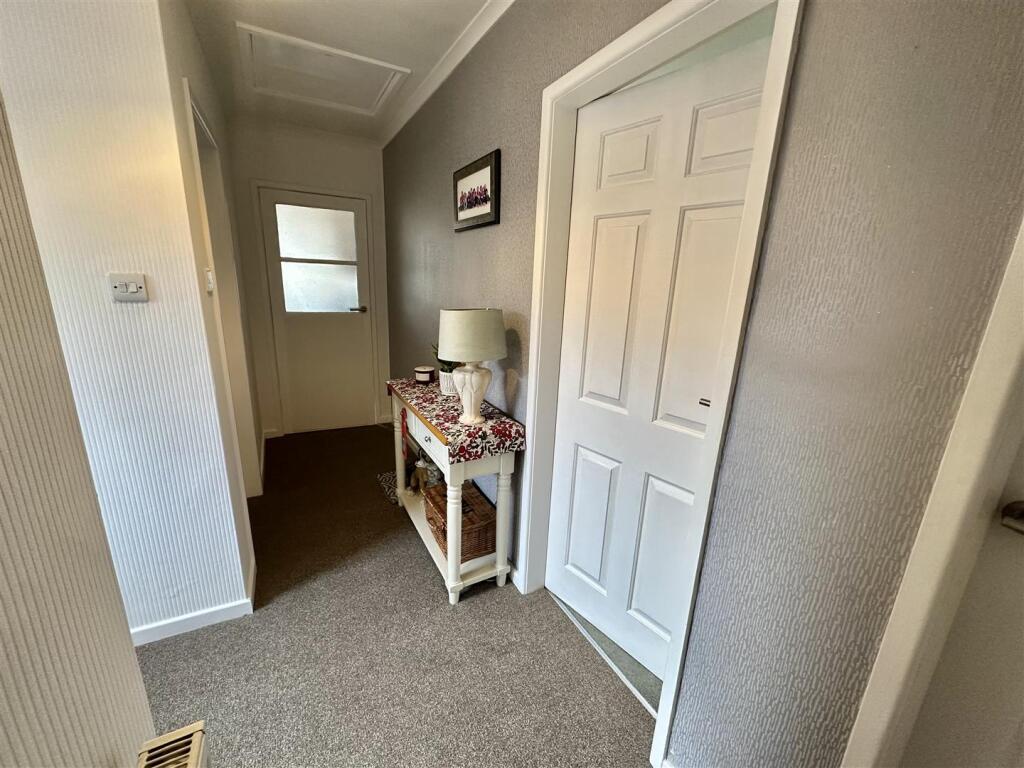 Bramleys Estate Agents - Cornmill Crescent (18).jp