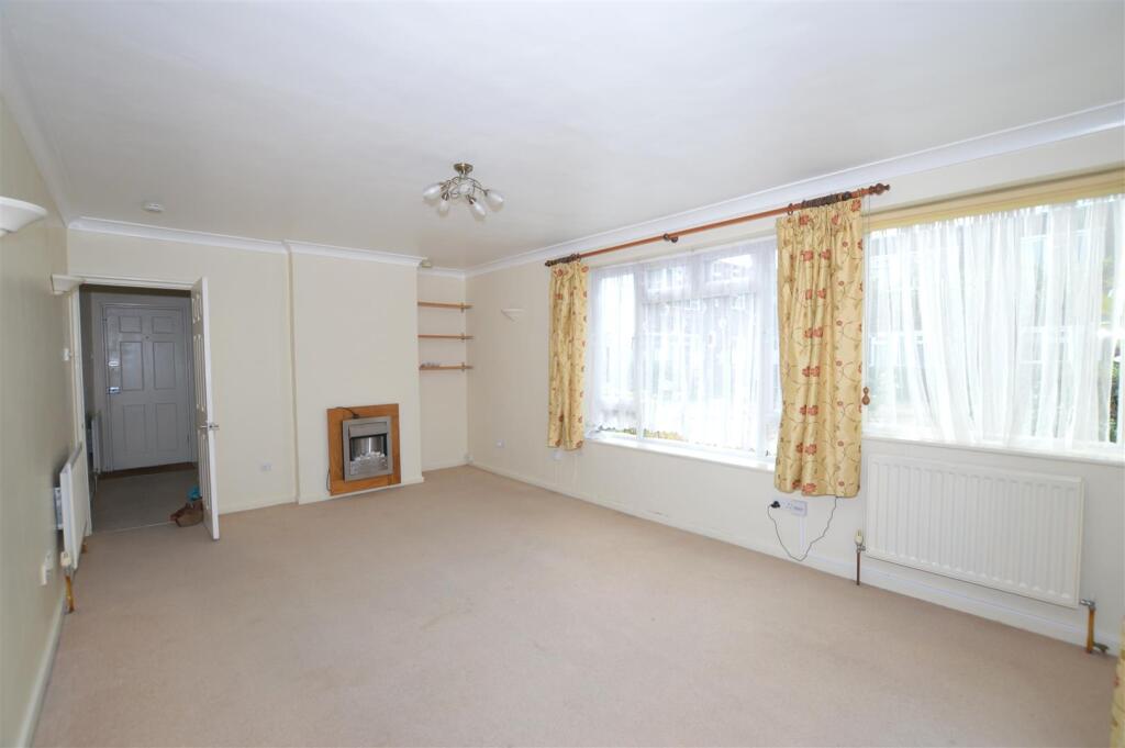 19 Oaklands lounge c.JPG