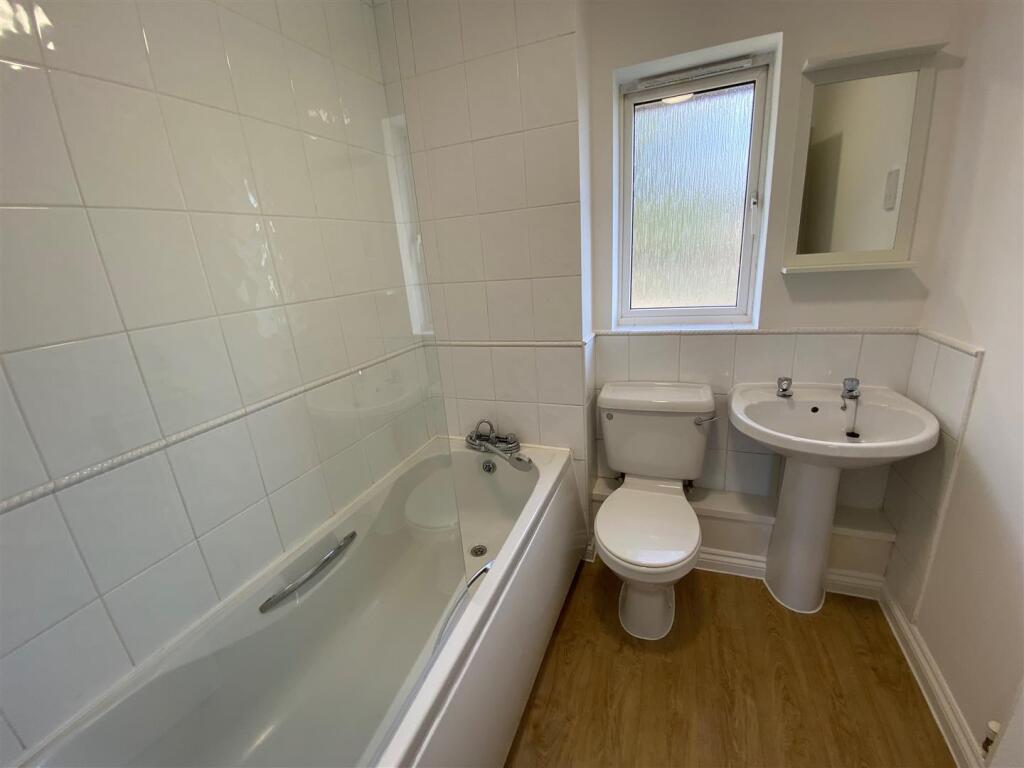 28 Thistle Close - bathroom 3.jpg